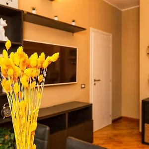 Sunny & Updated Flat With Panoramic View 50m From M4 Stop Milan